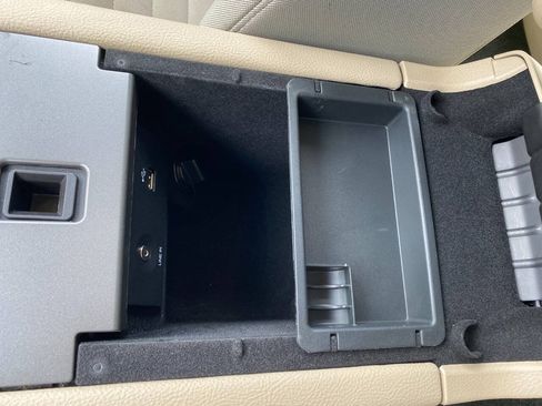 Used 2015 Ford Taurus SE FWD image 19