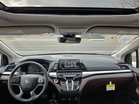 New 2026 Honda Odyssey Touring image 9