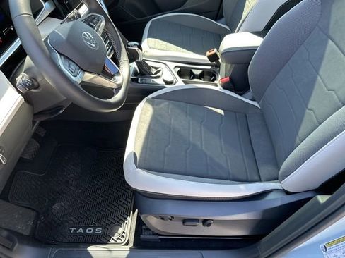 New 2026 Volkswagen Taos SE image 10