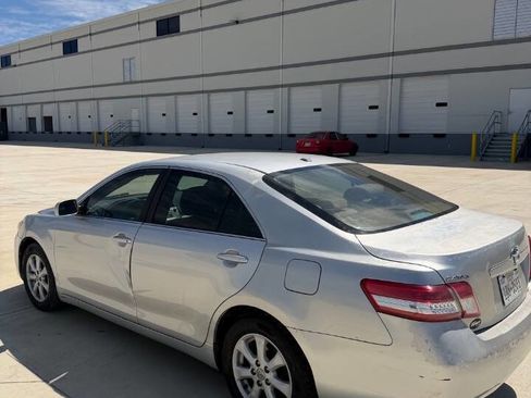 Used 2010 Toyota Camry LE image 5