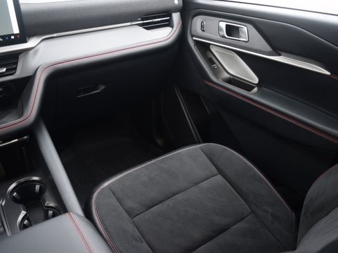 Used 2025 Ford Explorer ST image 13