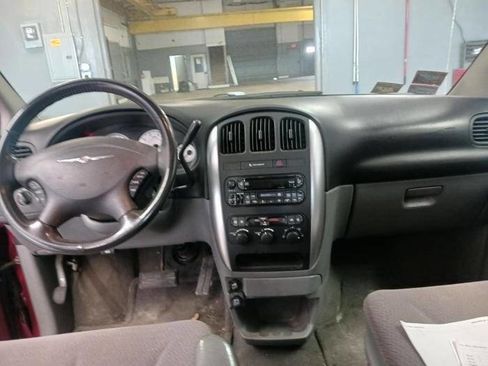 Used 2007 Chrysler Town & Country Touring FWD image 32