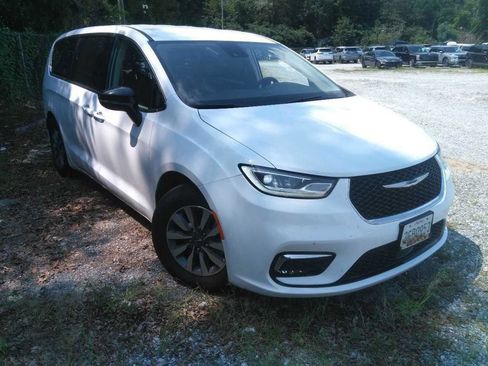 Used 2024 Chrysler Pacifica Limited FWD image 4