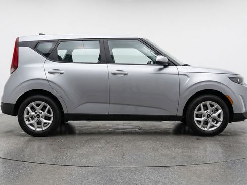 Used 2025 Kia Soul LX w/ LX Technology Package FWD image 11