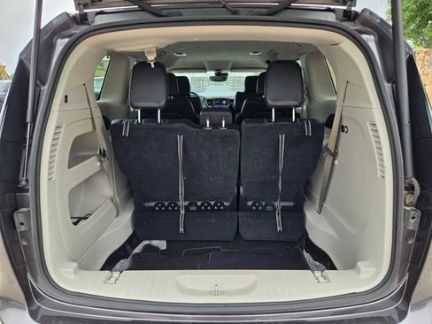Used 2023 Chrysler Pacifica Touring-L FWD image 7