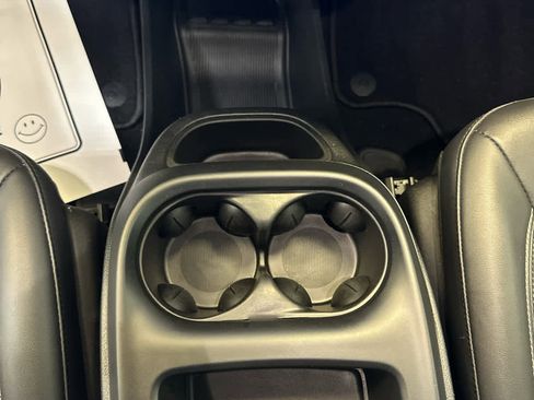 Used 2025 Chrysler Pacifica Select FWD image 34