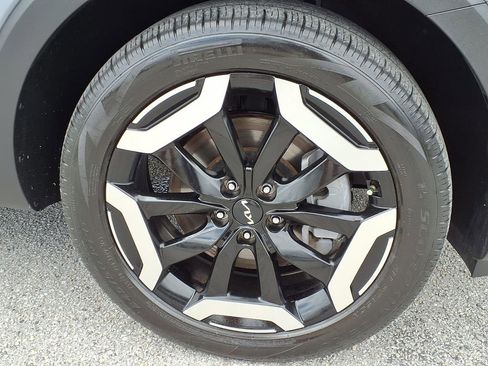 Used 2024 Kia Telluride EX w/ EX Captain's Chair Package image 9