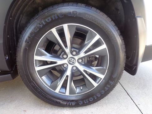 Used 2016 Toyota Highlander XLE AWD/4WD image 11