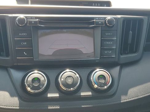Used 2018 Toyota RAV4 LE FWD image 17