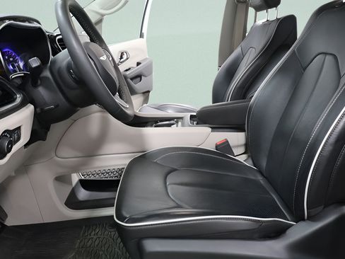 Used 2023 Chrysler Pacifica Limited AWD/4WD image 21