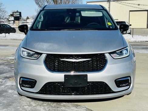 Used 2024 Chrysler Pacifica Touring-L image 34