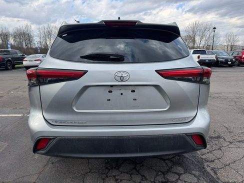 Used 2023 Toyota Highlander LE image 3