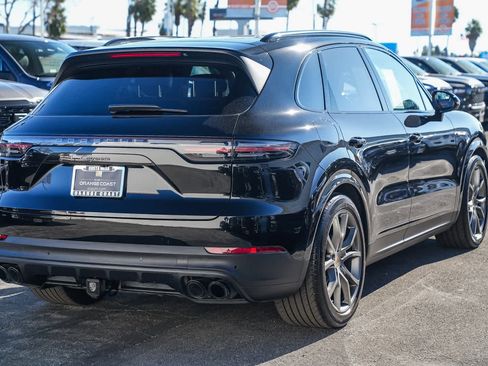 Used 2023 Porsche Cayenne Platinum Edition image 4