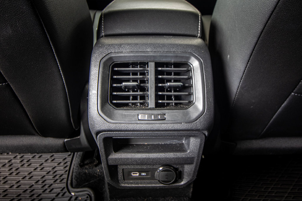 Certified 2023 Volkswagen Tiguan SE R-Line FWD image 28