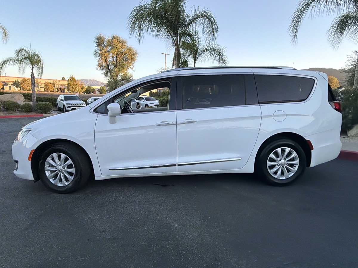 Used 2019 Chrysler Pacifica Touring-L FWD image 9