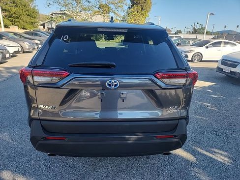 Used 2021 Toyota RAV4 XLE w/ Convenience Package image 4