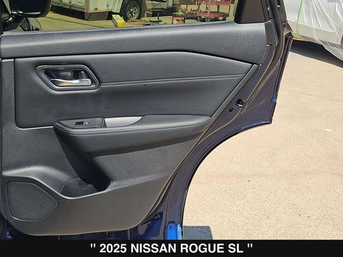Used 2025 Nissan Rogue SL AWD/4WD image 28