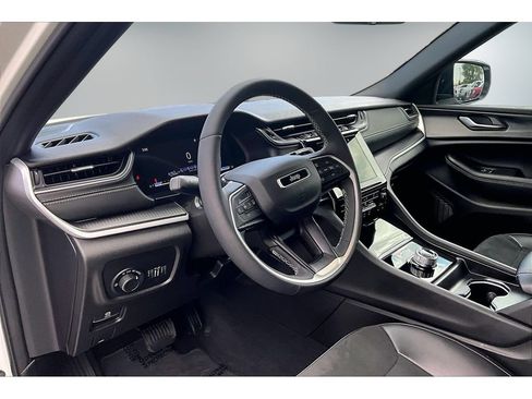 Used 2025 Jeep Grand Cherokee L Altitude AWD/4WD image 16
