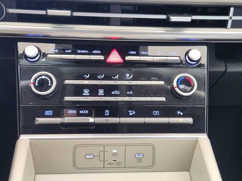 Certified 2025 Hyundai Santa Fe SE image 17