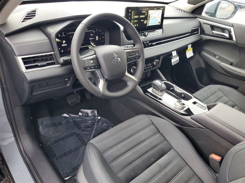 New 2025 Mitsubishi Outlander SE image 6