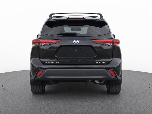 Used 2024 Toyota Highlander XLE AWD/4WD image 5