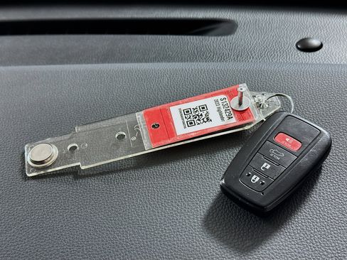 Used 2023 Toyota Highlander XLE image 33