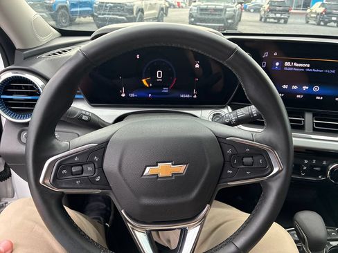 Used 2025 Chevrolet Trax LT w/ Sunroof Package FWD image 13