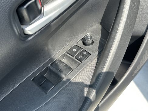Used 2021 Toyota Corolla LE FWD image 15
