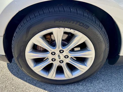 Used 2013 Lincoln MKT AWD image 9