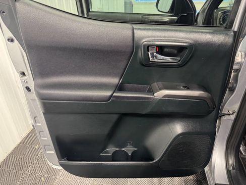 Used 2016 Toyota Tacoma TRD Off-Road image 13