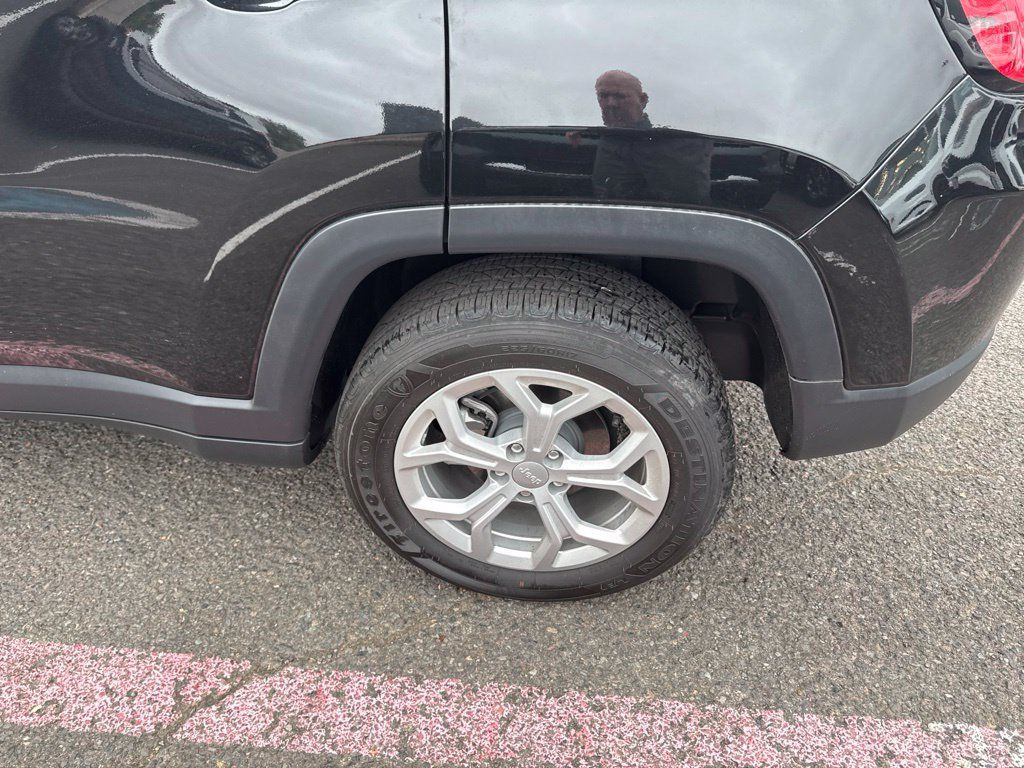 Used 2024 Jeep Compass Latitude AWD/4WD image 6