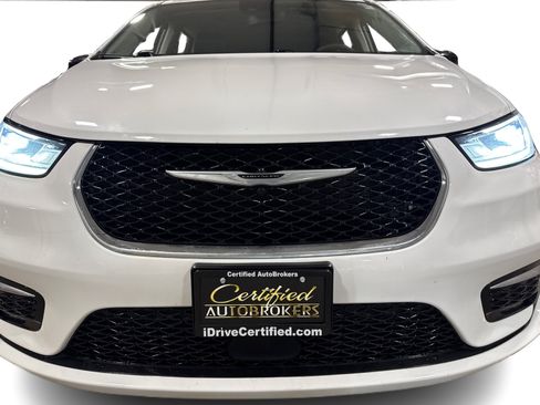 Used 2024 Chrysler Pacifica Touring-L FWD image 10