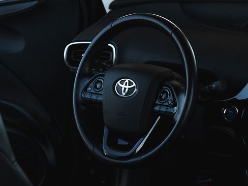 Used 2022 Toyota Prius XLE image 11