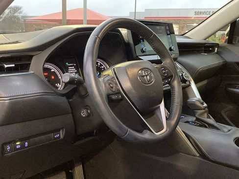 Used 2021 Toyota Venza LE image 9