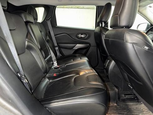 Used 2021 Jeep Cherokee Latitude Lux w/ Mopar Interior Package AWD/4WD image 20