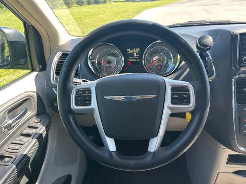Used 2016 Chrysler Town & Country Touring-L w/ Driver Convenience Group FWD image 18