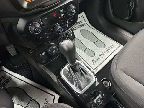 Certified 2022 Jeep Renegade Altitude w/ Convenience Group AWD/4WD image 9