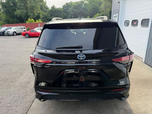 Used 2021 Toyota Sienna XSE w/ XSE Plus Package AWD/4WD image 5