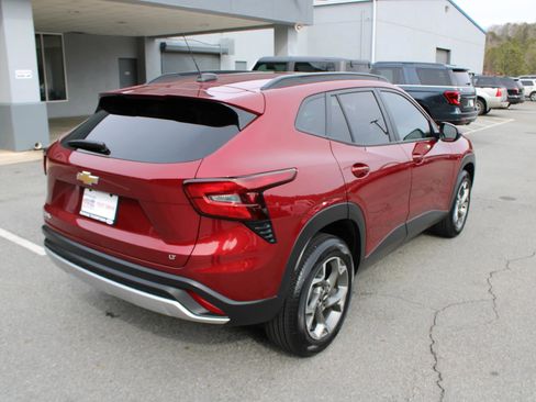 Used 2025 Chevrolet Trax LT w/ LT Convenience Package image 3