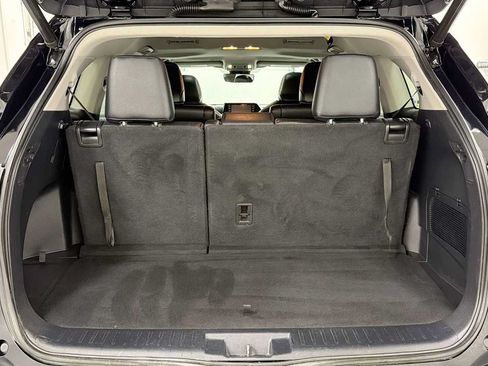 Used 2020 Toyota Highlander XLE AWD/4WD image 28