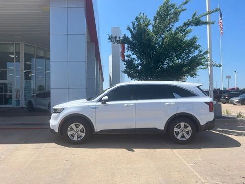 Used 2023 Kia Sorento LX FWD image 3