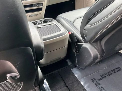 Used 2024 Chrysler Pacifica Touring-L image 36