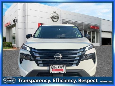 Used 2025 Nissan Rogue S AWD/4WD image 2
