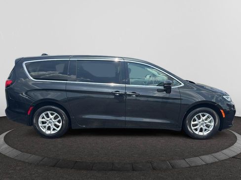 Used 2023 Chrysler Pacifica Touring-L FWD image 4