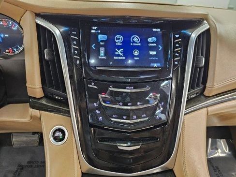 Used 2019 Cadillac Escalade Platinum AWD/4WD image 18