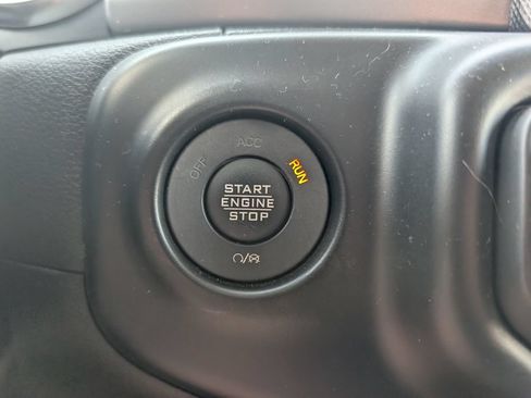 Used 2023 Jeep Gladiator Sport AWD/4WD image 17