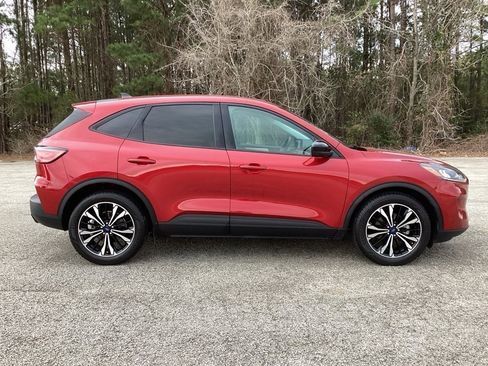 Used 2022 Ford Escape SE w/ SE Sport Appearance Package image 4