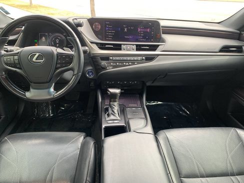 Used 2019 Lexus ES 300h Ultra Luxury w/ Accessory Package 2 image 9