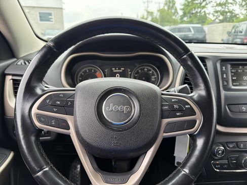 Used 2017 Jeep Cherokee Latitude w/ Safety/Convenience Group AWD/4WD image 24