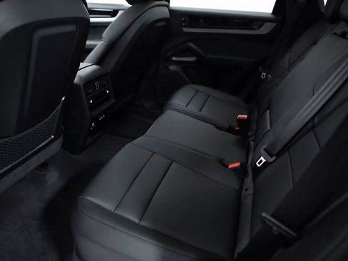 Certified 2026 Porsche Cayenne AWD/4WD image 34